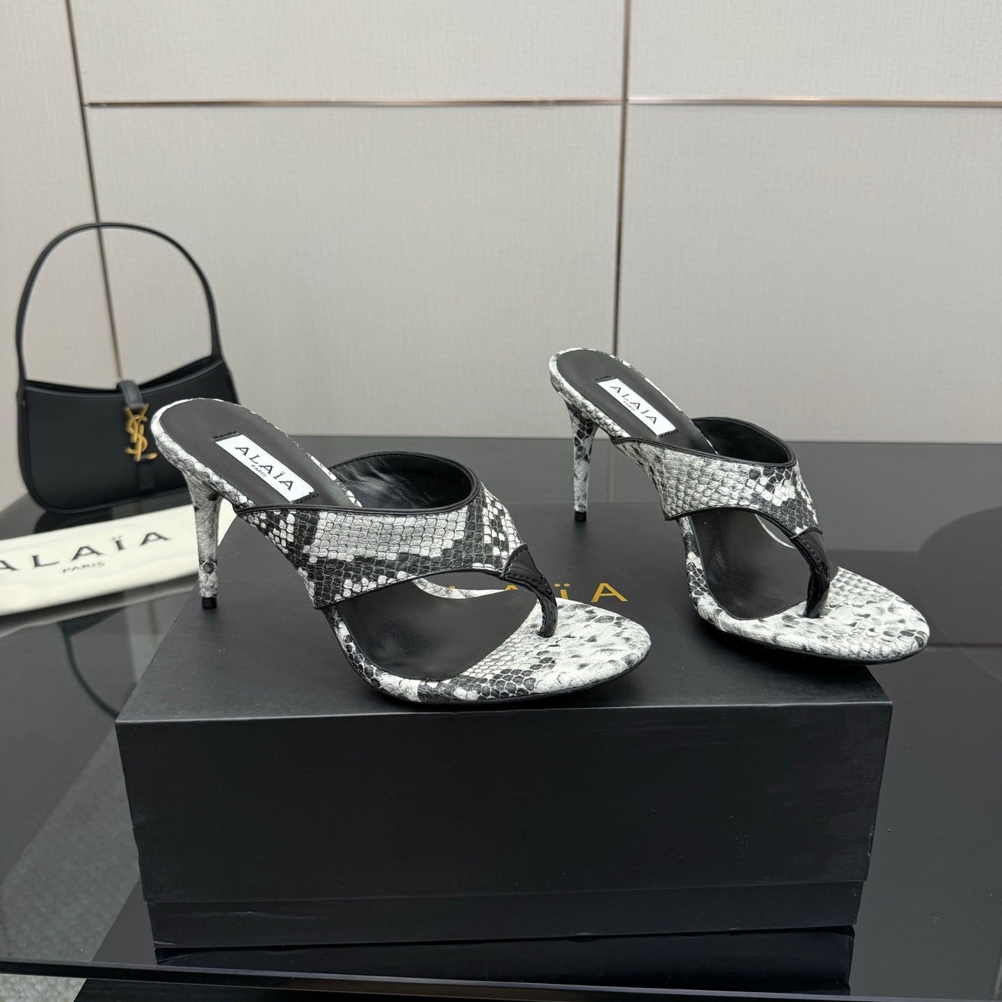 ALAIA HEELED THONG 25S IN WHITE AND BLACK LAMBSKIN SNAKE-EMBOSSED - 35