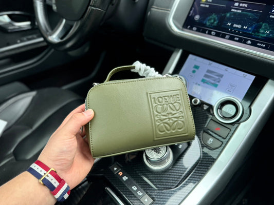 СУМКА-МЕСЕНДЖЕР LOE MINI 18 З ТЕЛЯЧОЇ ШКІРИ КОЛЬОРУ ОЛИВКОВИЙ
