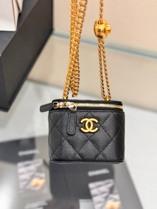 CHANEL 25S МІНІ СУМКА-ФУТЛЯР 11 СМ З ЧОРНОЇ ОВЕЧОЇ ШКІРИ ІЗ ЗОЛОТОЮ ФУРНІТУРОЮ