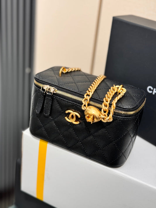 CHANEL 25S МІНІ СУМКА-ФУТЛЯР 16 СМ З ЧОРНОЇ ОВЕЧОЇ ШКІРИ ІЗ ЗОЛОТОЮ ФУРНІТУРОЮ