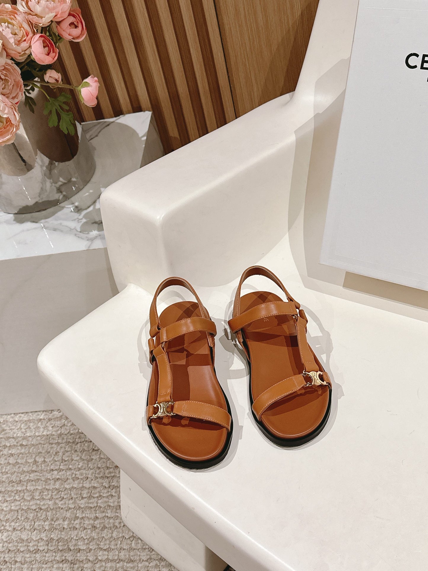 MAUD SANDAL WITH TRIOMPHE IN LIGHT CARAMEL BROWN CALFSKIN - 35