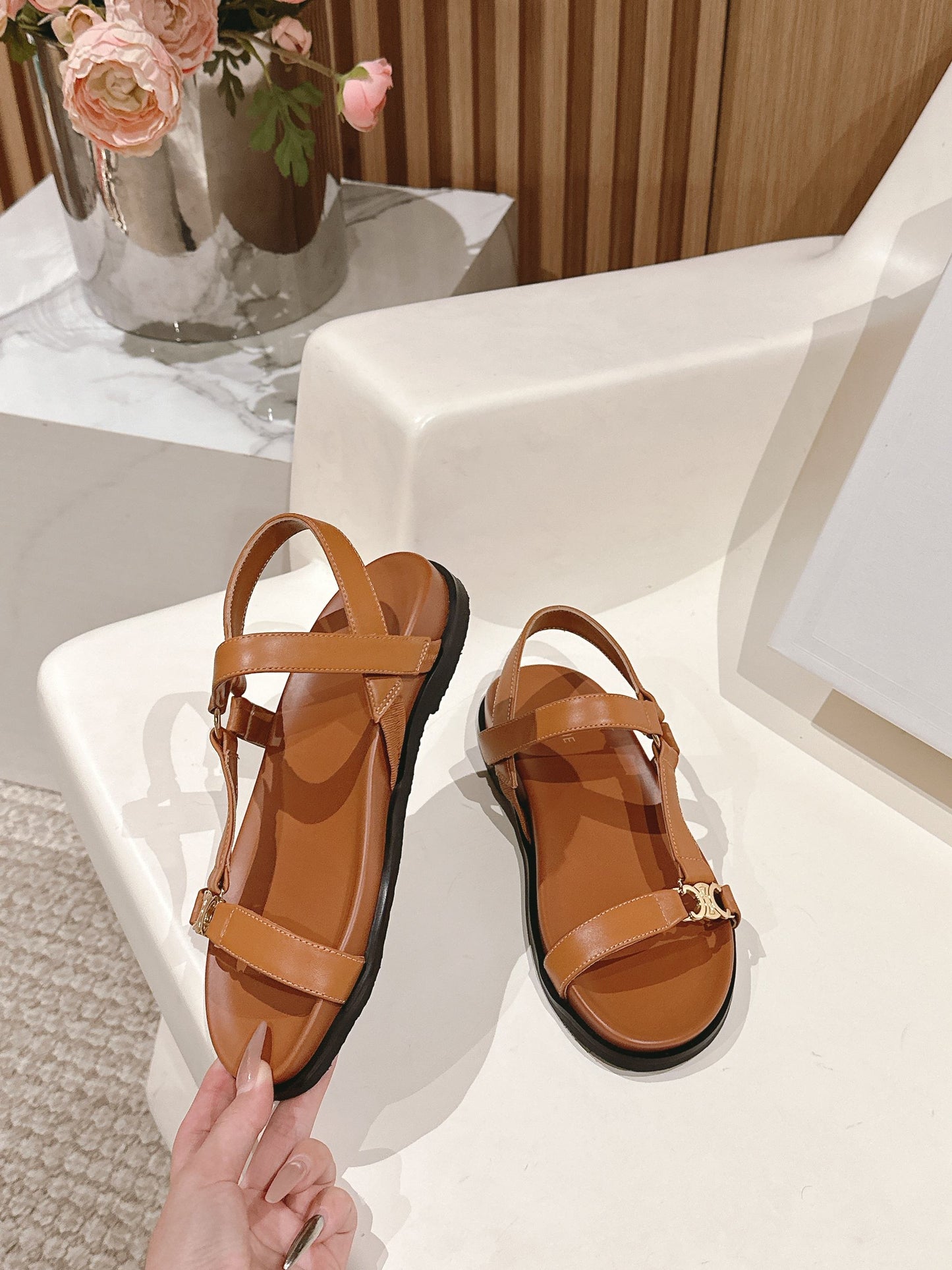 MAUD SANDAL WITH TRIOMPHE IN LIGHT CARAMEL BROWN CALFSKIN - 35