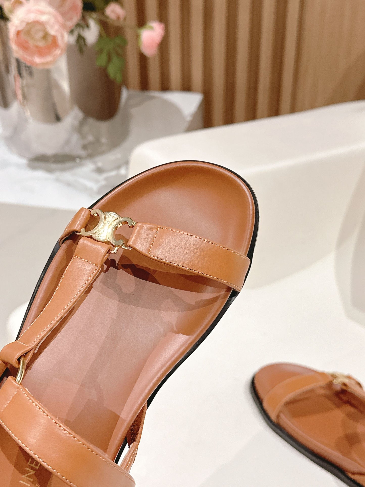 MAUD SANDAL WITH TRIOMPHE IN LIGHT CARAMEL BROWN CALFSKIN - 35