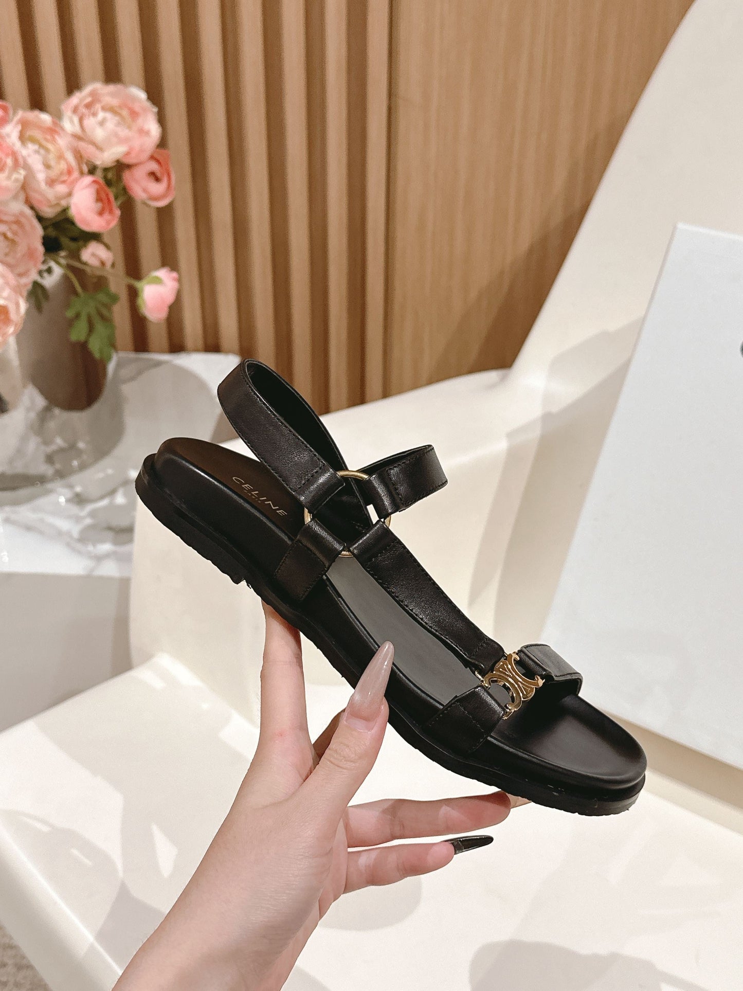 MAUD SANDAL WITH TRIOMPHE IN BLACK CALFSKIN - 35