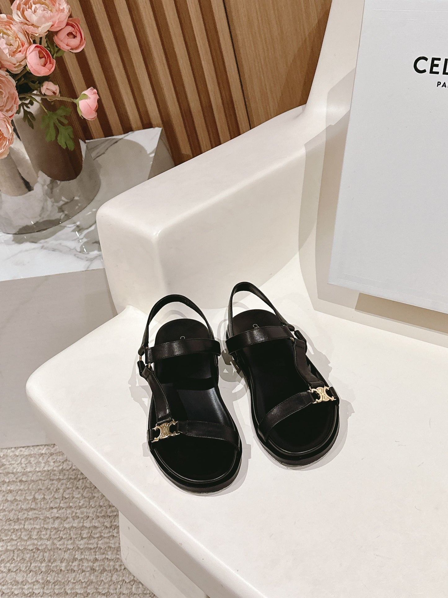 MAUD SANDAL WITH TRIOMPHE IN BLACK CALFSKIN - 35