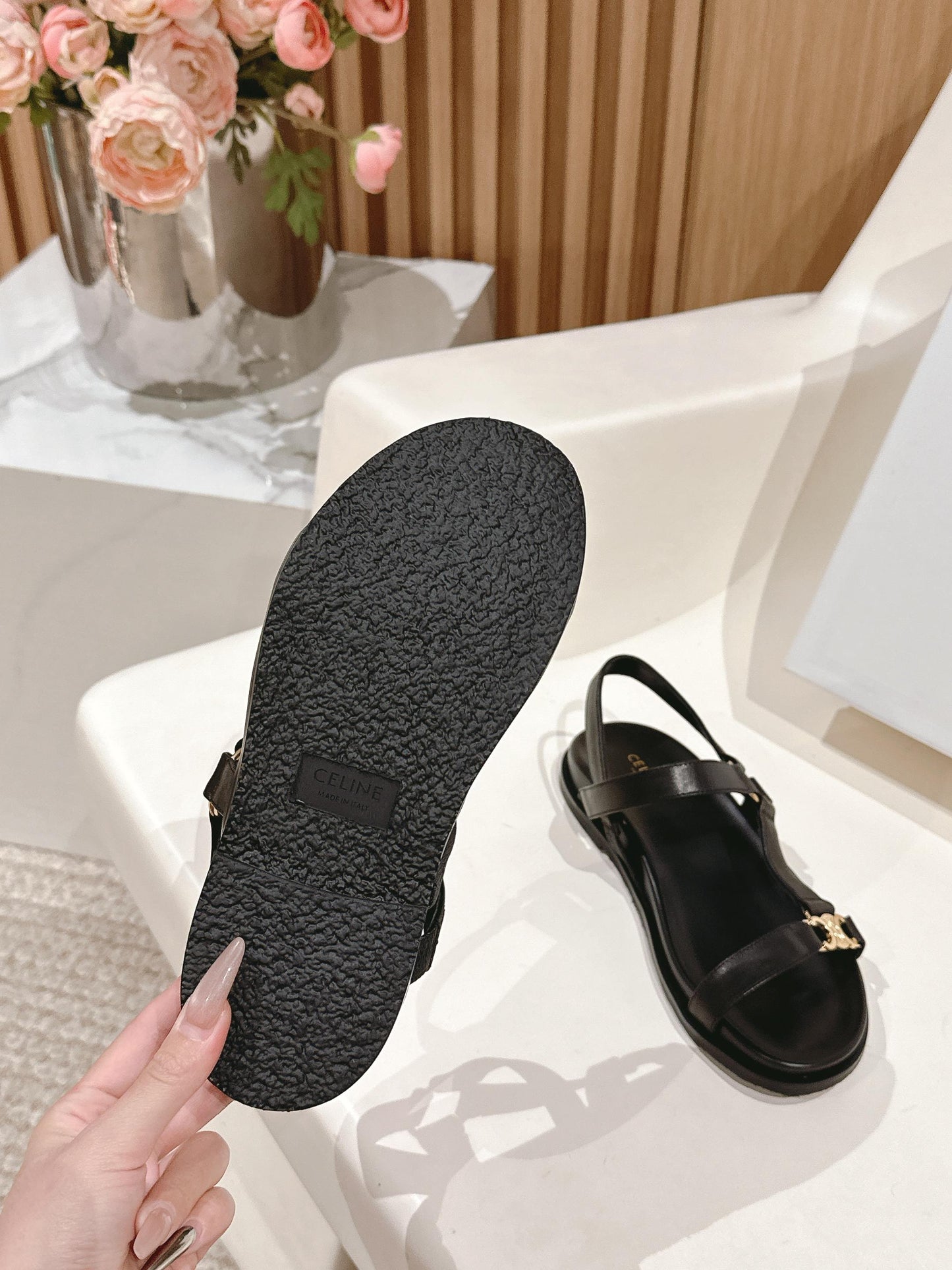 MAUD SANDAL WITH TRIOMPHE IN BLACK CALFSKIN - 35