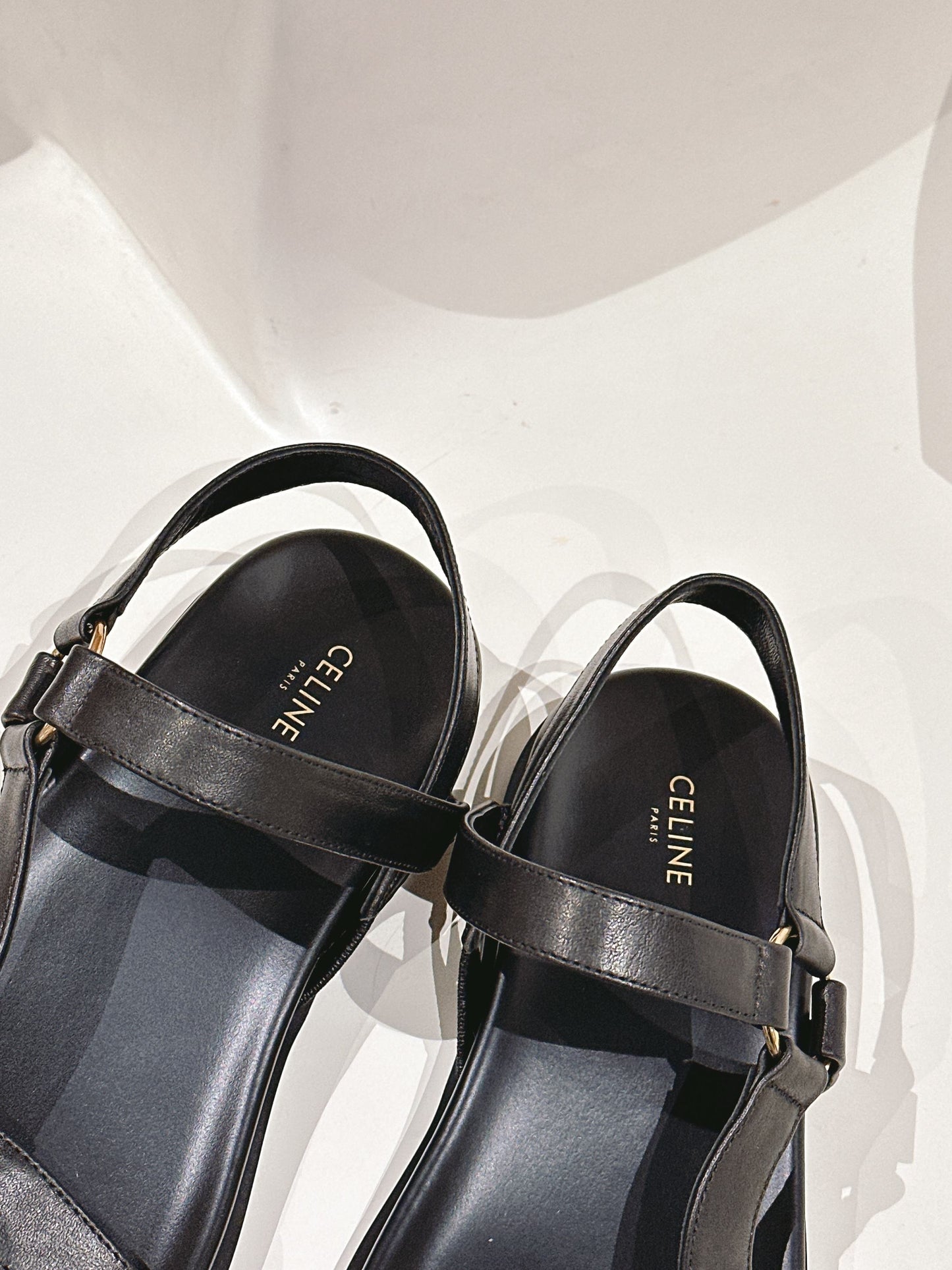 MAUD SANDAL WITH TRIOMPHE IN BLACK CALFSKIN - 35