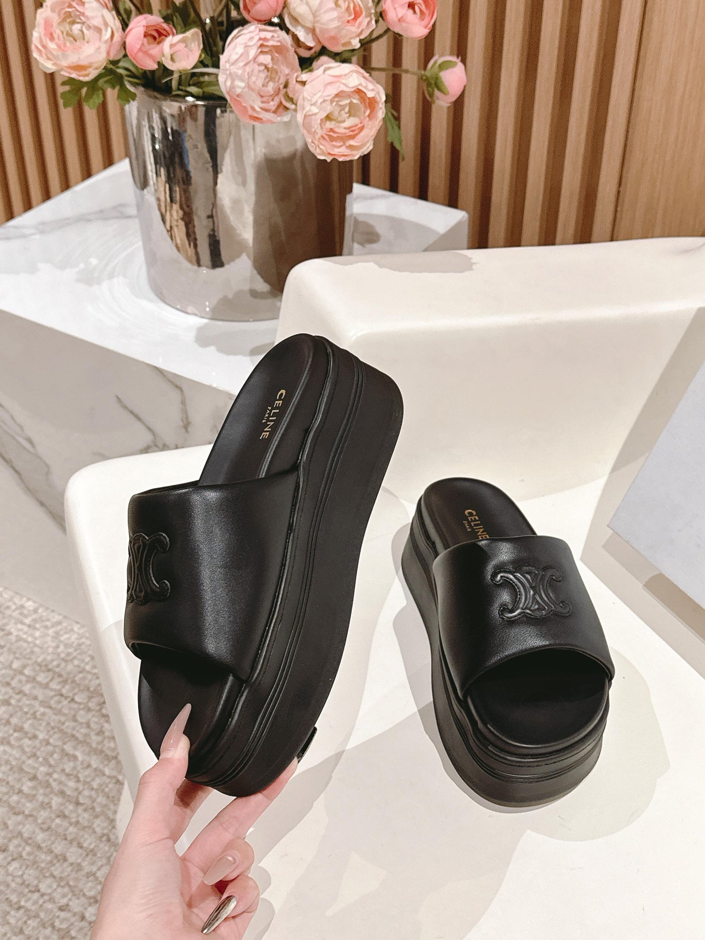 BLOCK SLIDE WITH TRIOMPHE IN BLACK SMOOTH LAMBSKIN - 35