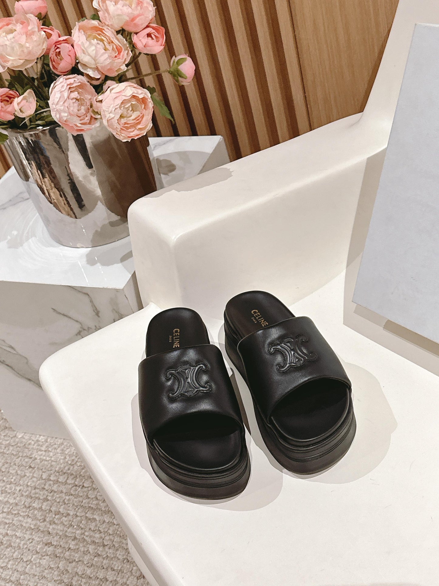 BLOCK SLIDE WITH TRIOMPHE IN BLACK SMOOTH LAMBSKIN - 35