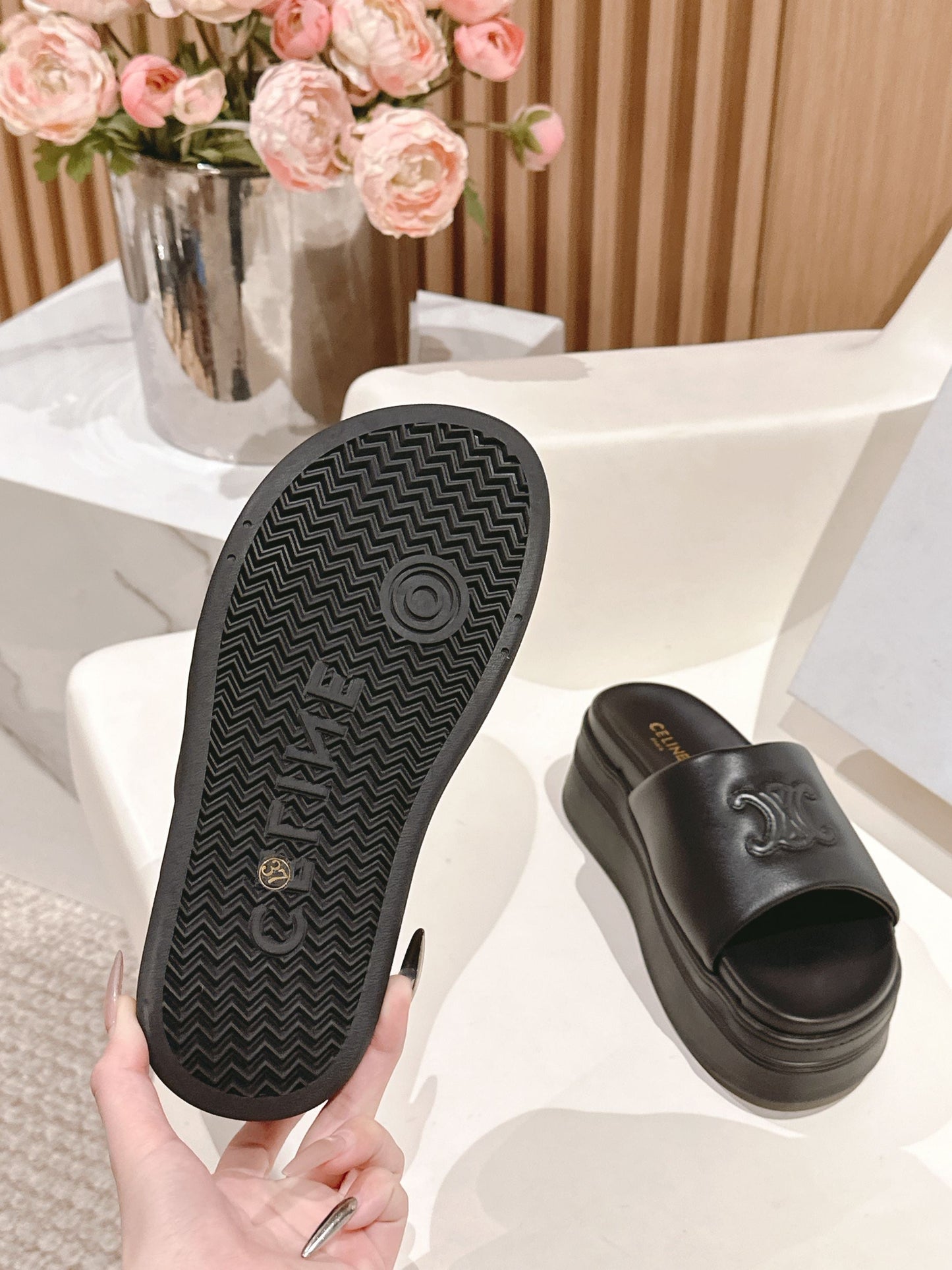 BLOCK SLIDE WITH TRIOMPHE IN BLACK SMOOTH LAMBSKIN - 35