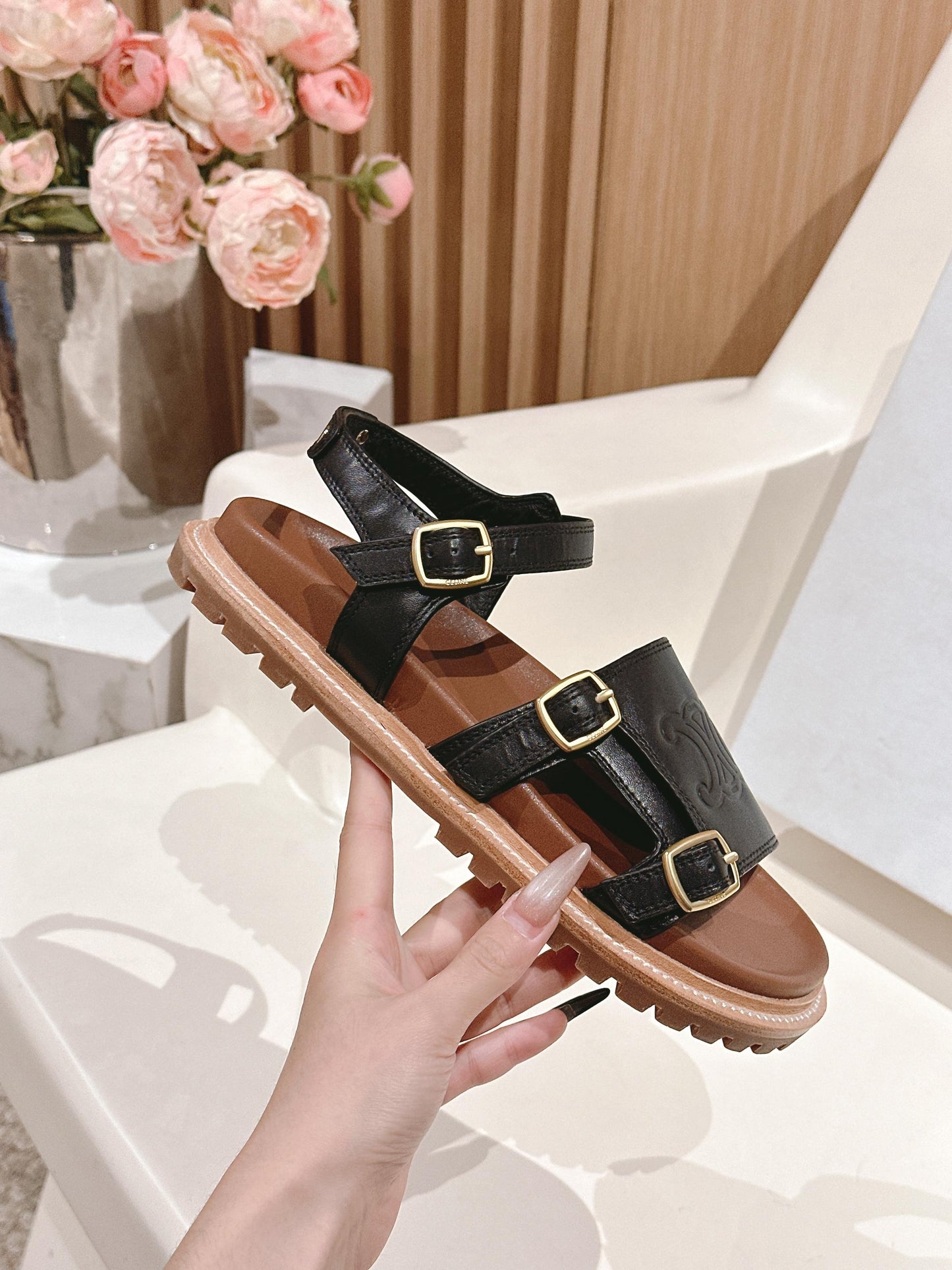 FLAT SANDALS IN BLACK TRIOMPHE EMBOSSED SMOOTH CALFSKIN - 35
