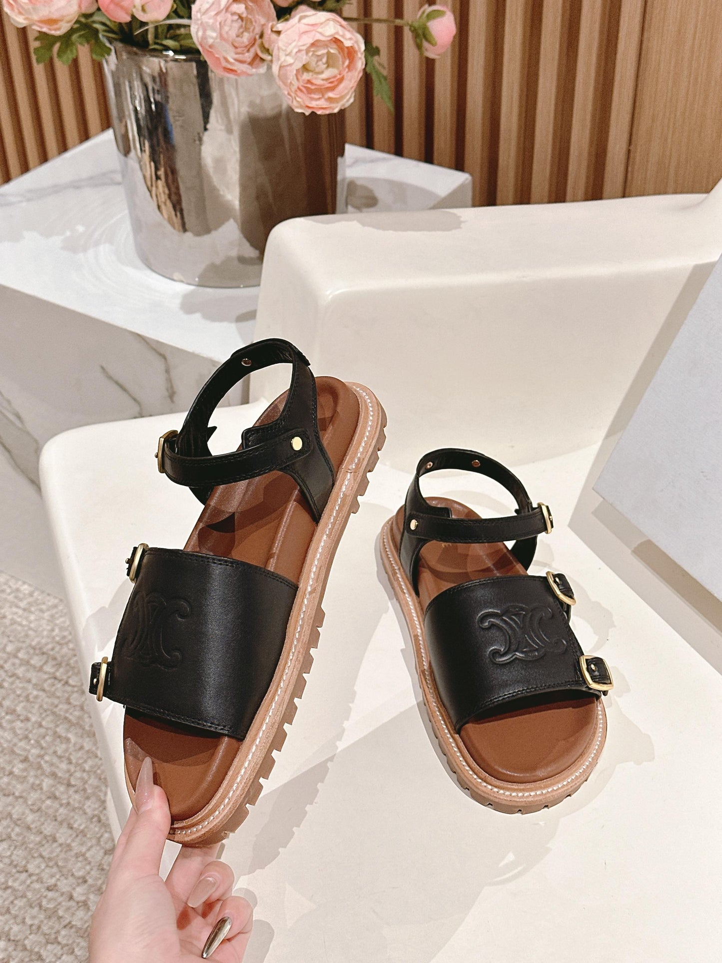 FLAT SANDALS IN BLACK TRIOMPHE EMBOSSED SMOOTH CALFSKIN - 35
