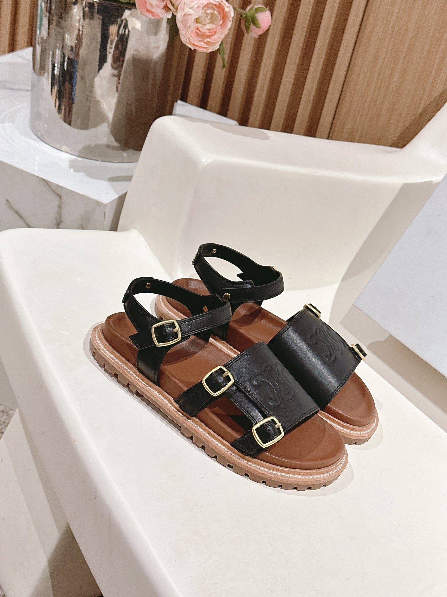 FLAT SANDALS IN BLACK TRIOMPHE EMBOSSED SMOOTH CALFSKIN - 35