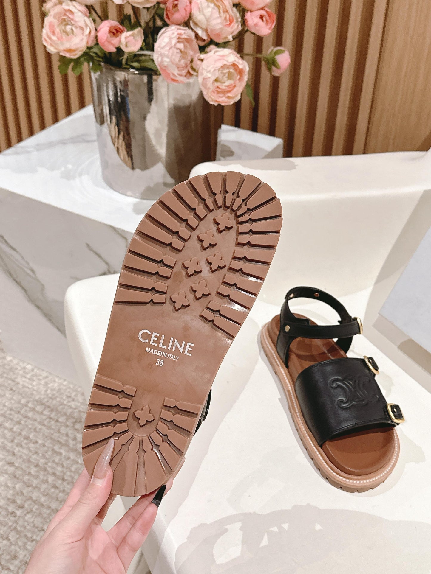 FLAT SANDALS IN BLACK TRIOMPHE EMBOSSED SMOOTH CALFSKIN - 35