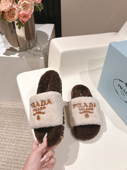 PRADA 25S ШЛЬОПАНЦІ З БІЛОГО ТА ТЕМНО-КОРИЧНЕВОГО ХУТРА КРОЛИКА – 35