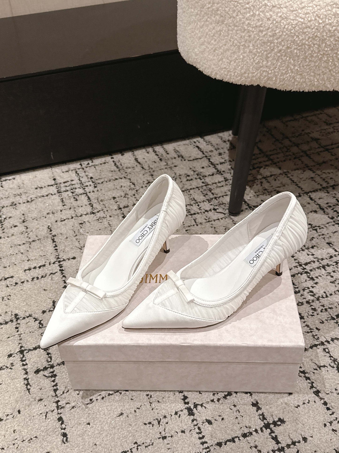 JIMMY CHOO 26S ЗАГОСТРЕНІ ТУФЛІ-ЧОВНИКИ НА ПІДБОРАХ 65 ММ З БІЛОЇ ТКАНИНИ