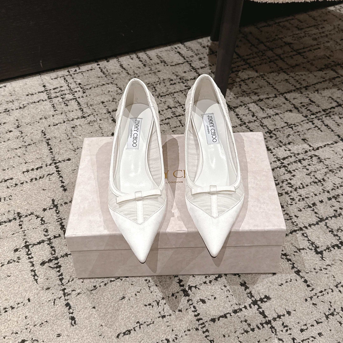 JIMMY CHOO 26S ЗАГОСТРЕНІ ТУФЛІ-ЧОВНИКИ НА ПІДБОРАХ 65 ММ З БІЛОЇ ТКАНИНИ