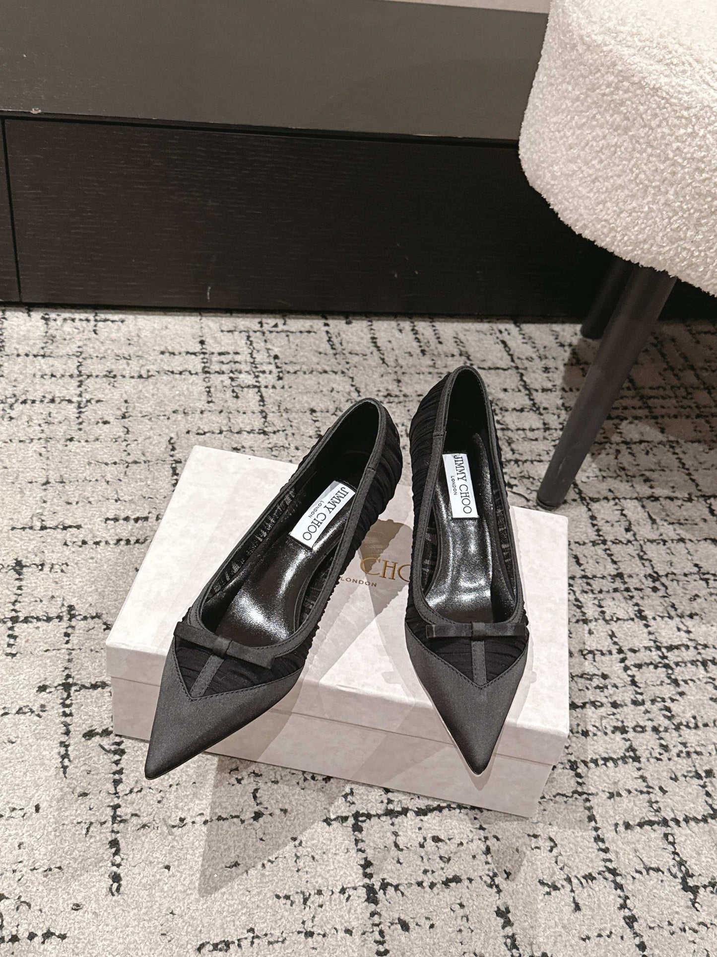 ЧОРНІ ТКАНИННІ ГОСТРОНОСІ ТУФЛІ-ЧОВНИКИ JIMMY CHOO 26S НА ПІДБОРАХ 65 ММ