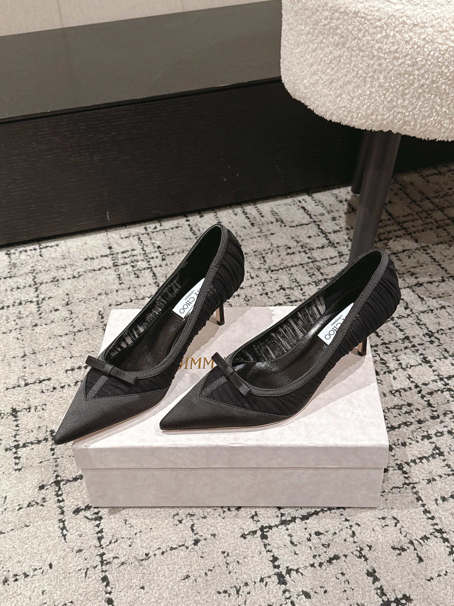 ЧОРНІ ТКАНИННІ ГОСТРОНОСІ ТУФЛІ-ЧОВНИКИ JIMMY CHOO 26S НА ПІДБОРАХ 65 ММ