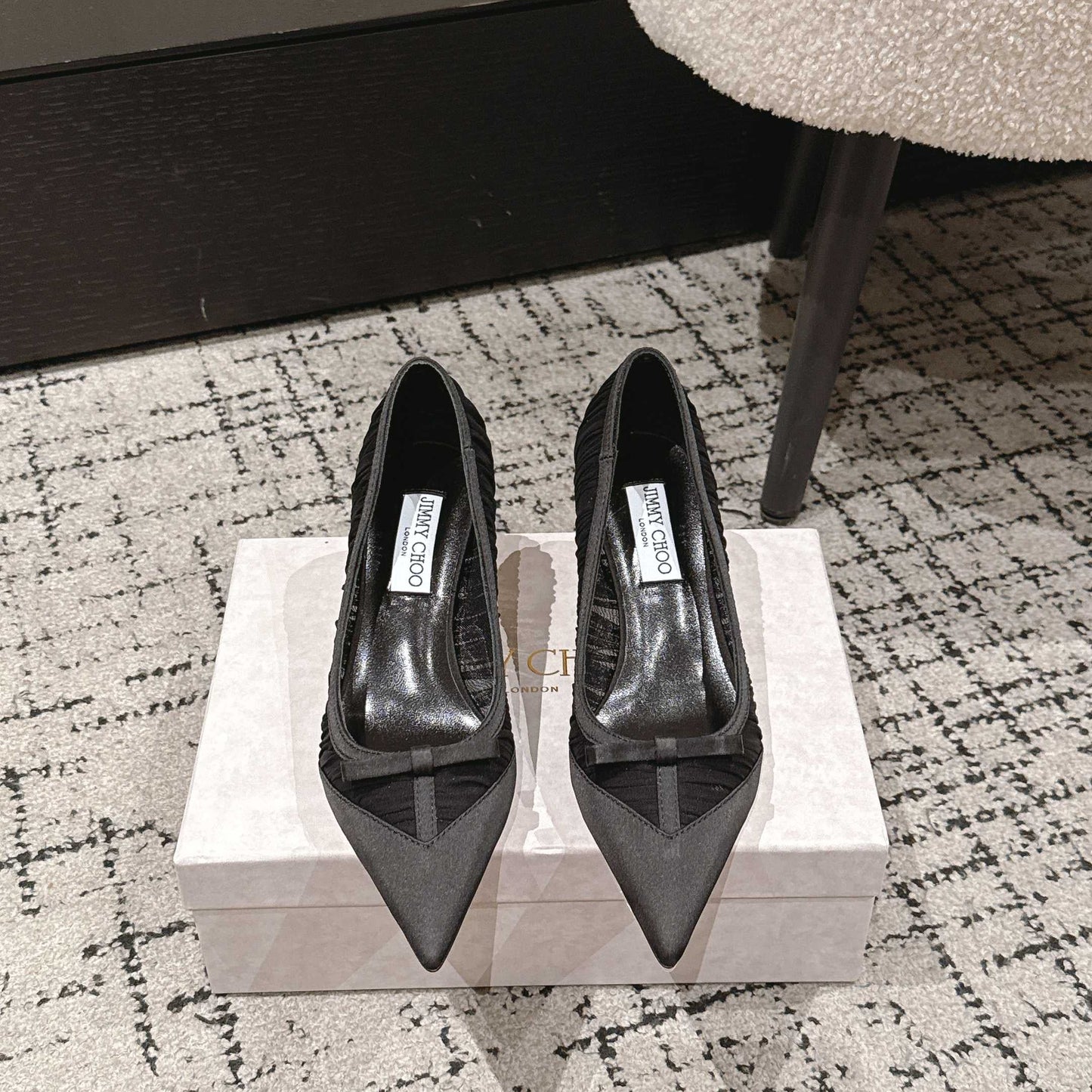 ЧОРНІ ТКАНИННІ ГОСТРОНОСІ ТУФЛІ-ЧОВНИКИ JIMMY CHOO 26S НА ПІДБОРАХ 65 ММ