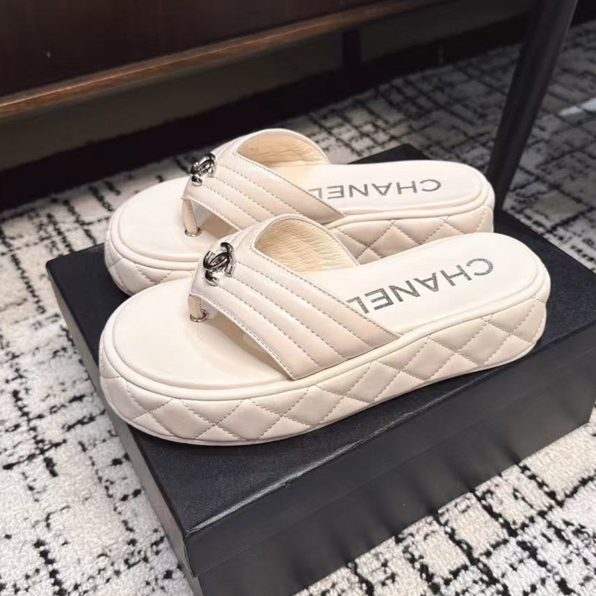 THICK-SOLED THONG SLIPPERS IN WHITE CALFSKIN - 35