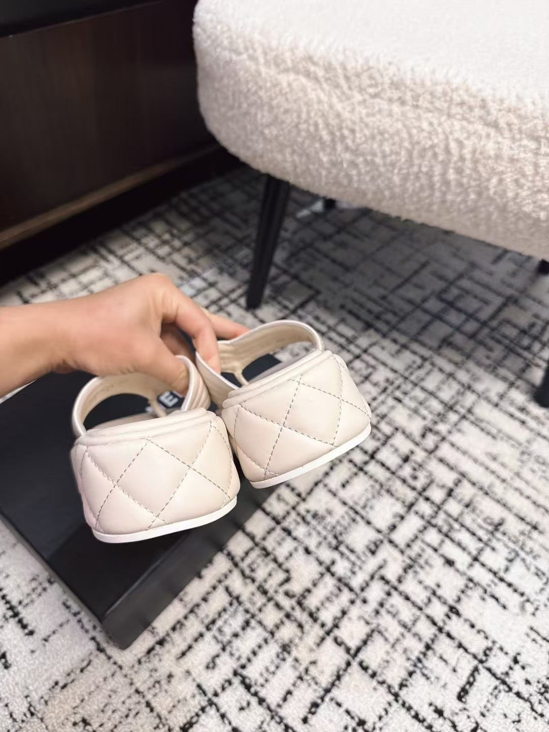 THICK-SOLED THONG SLIPPERS IN WHITE CALFSKIN - 35