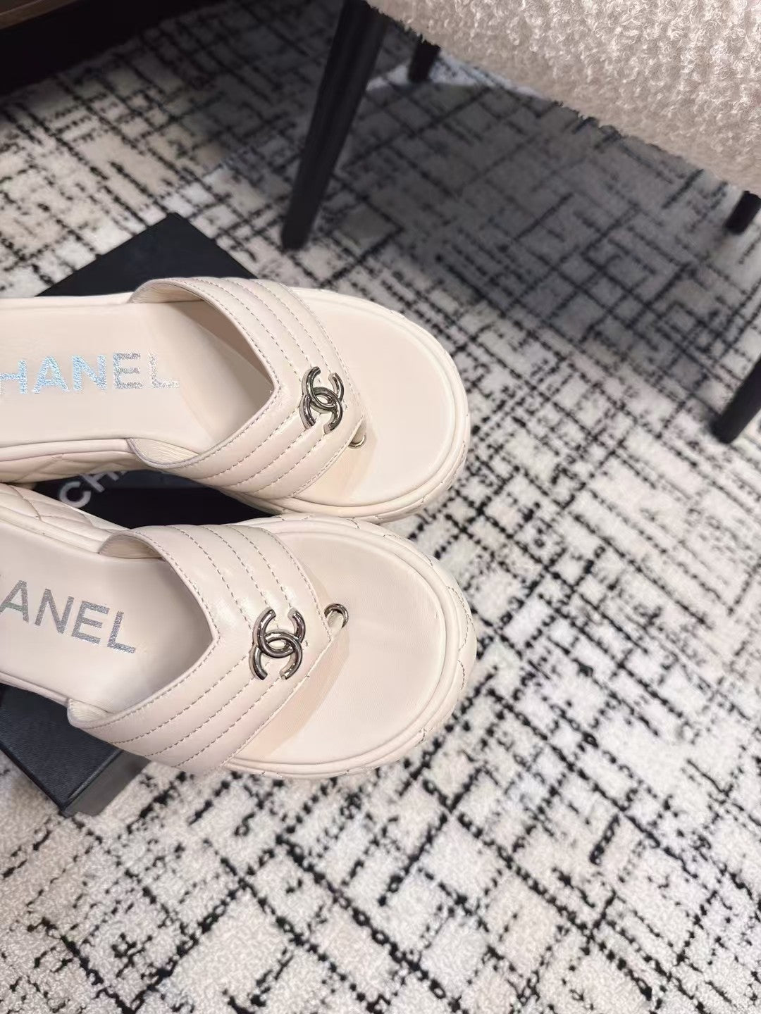 THICK-SOLED THONG SLIPPERS IN WHITE CALFSKIN - 35