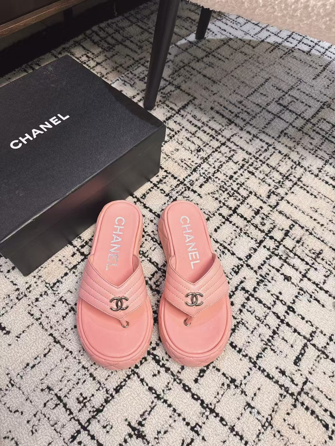 THICK-SOLED THONG SLIPPERS IN BRIGHT PINK CALFSKIN - 35