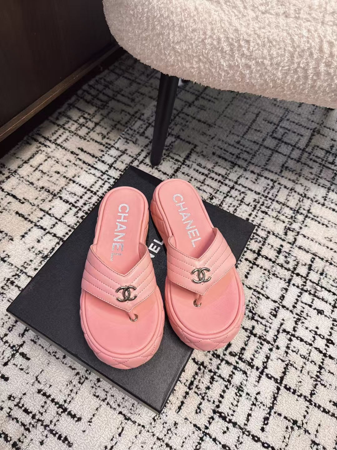 THICK-SOLED THONG SLIPPERS IN BRIGHT PINK CALFSKIN - 35
