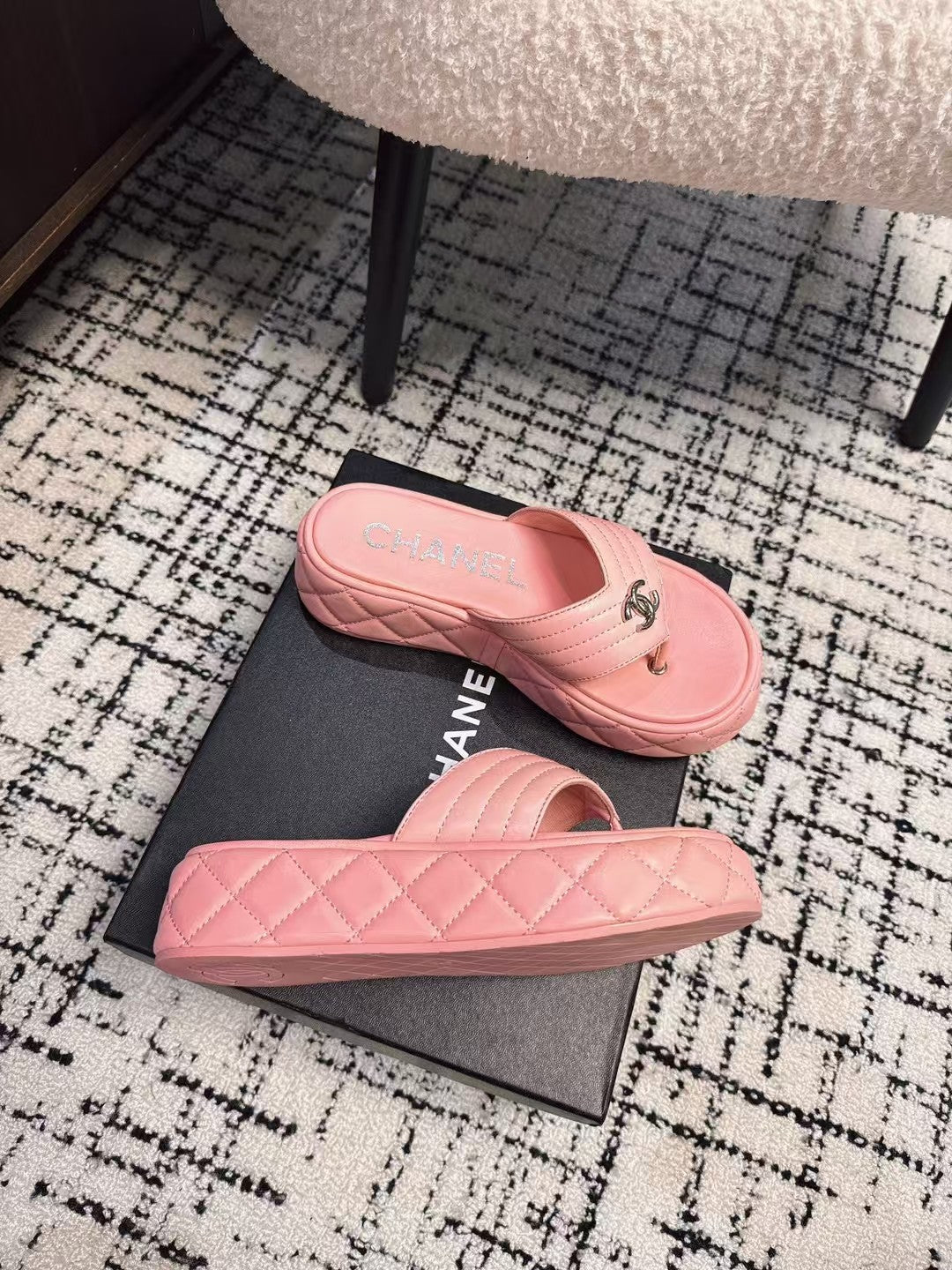 THICK-SOLED THONG SLIPPERS IN BRIGHT PINK CALFSKIN - 35