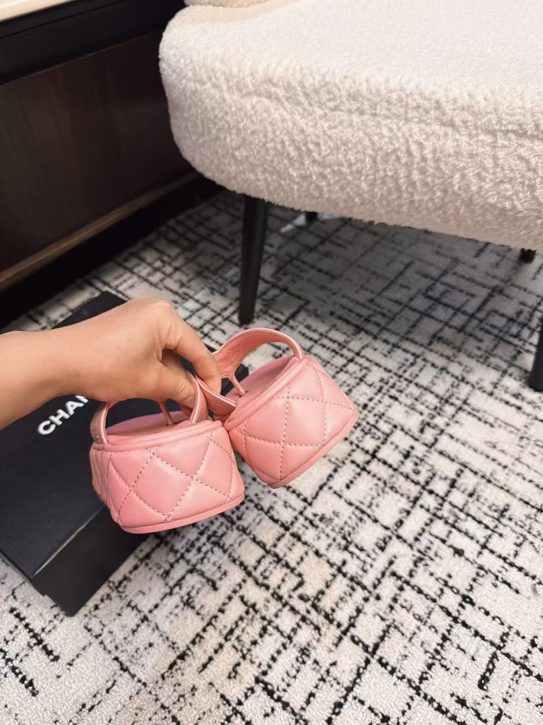 THICK-SOLED THONG SLIPPERS IN BRIGHT PINK CALFSKIN - 35