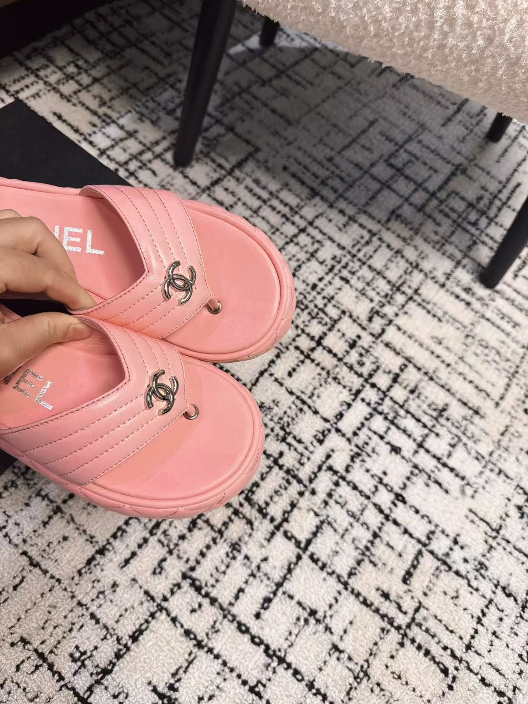 THICK-SOLED THONG SLIPPERS IN BRIGHT PINK CALFSKIN - 35