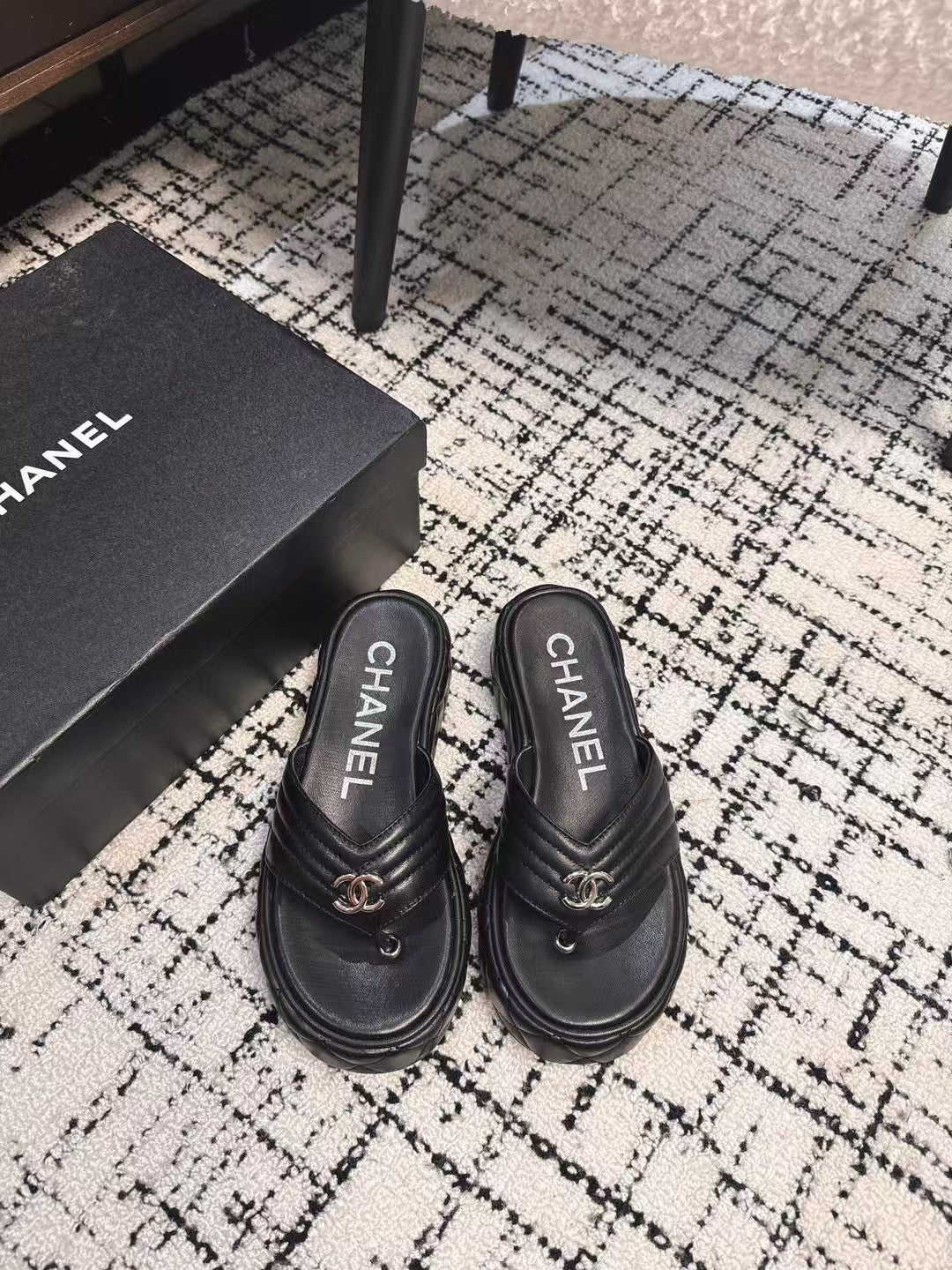 THICK-SOLED THONG SLIPPERS IN BLACK CALFSKIN - 35