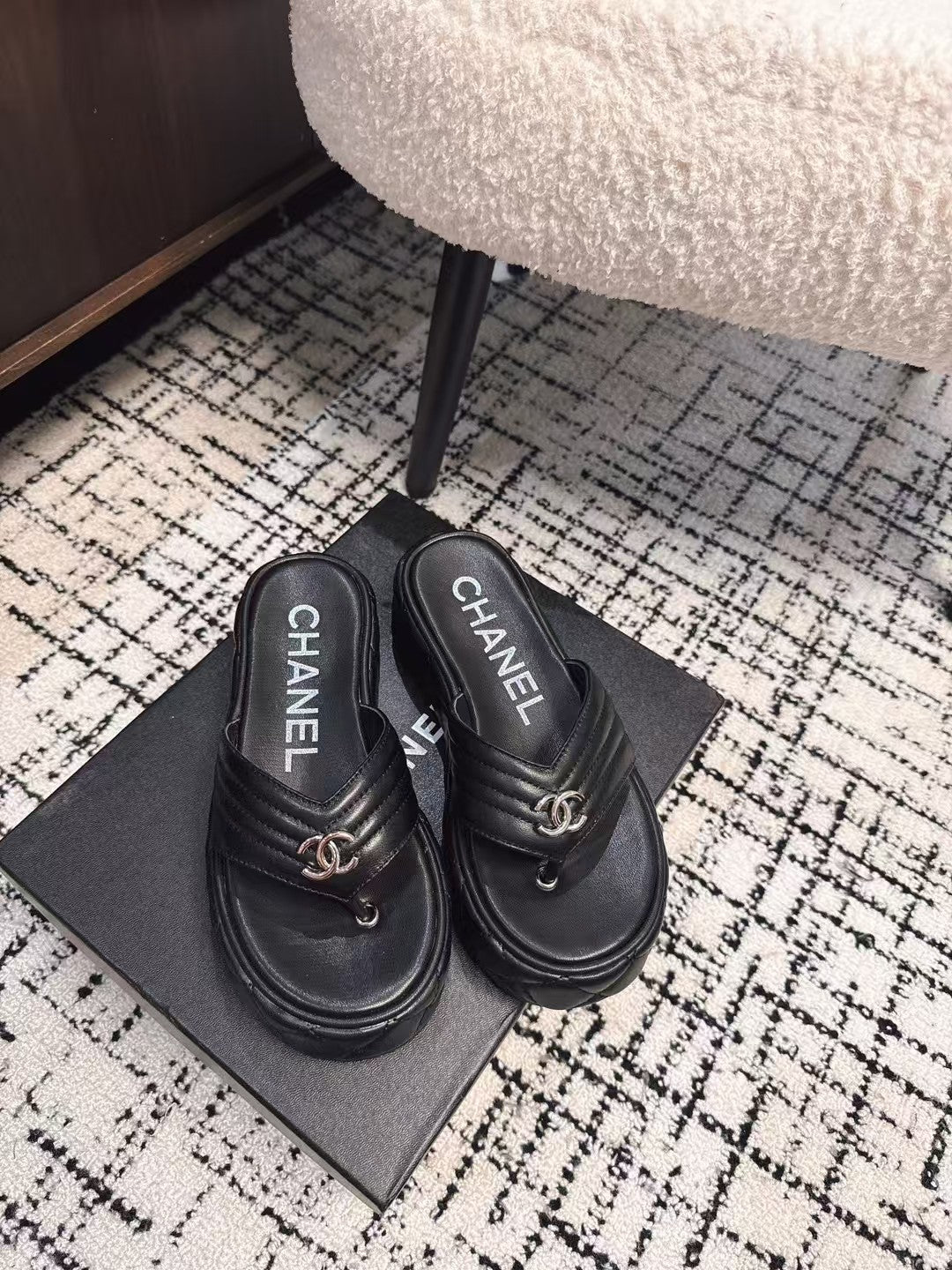 THICK-SOLED THONG SLIPPERS IN BLACK CALFSKIN - 35