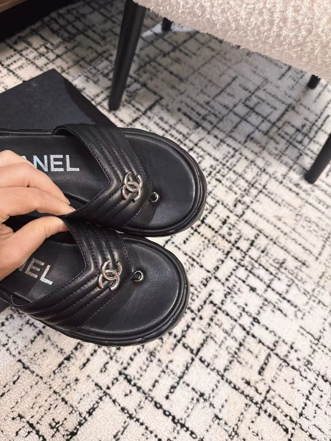 THICK-SOLED THONG SLIPPERS IN BLACK CALFSKIN - 35