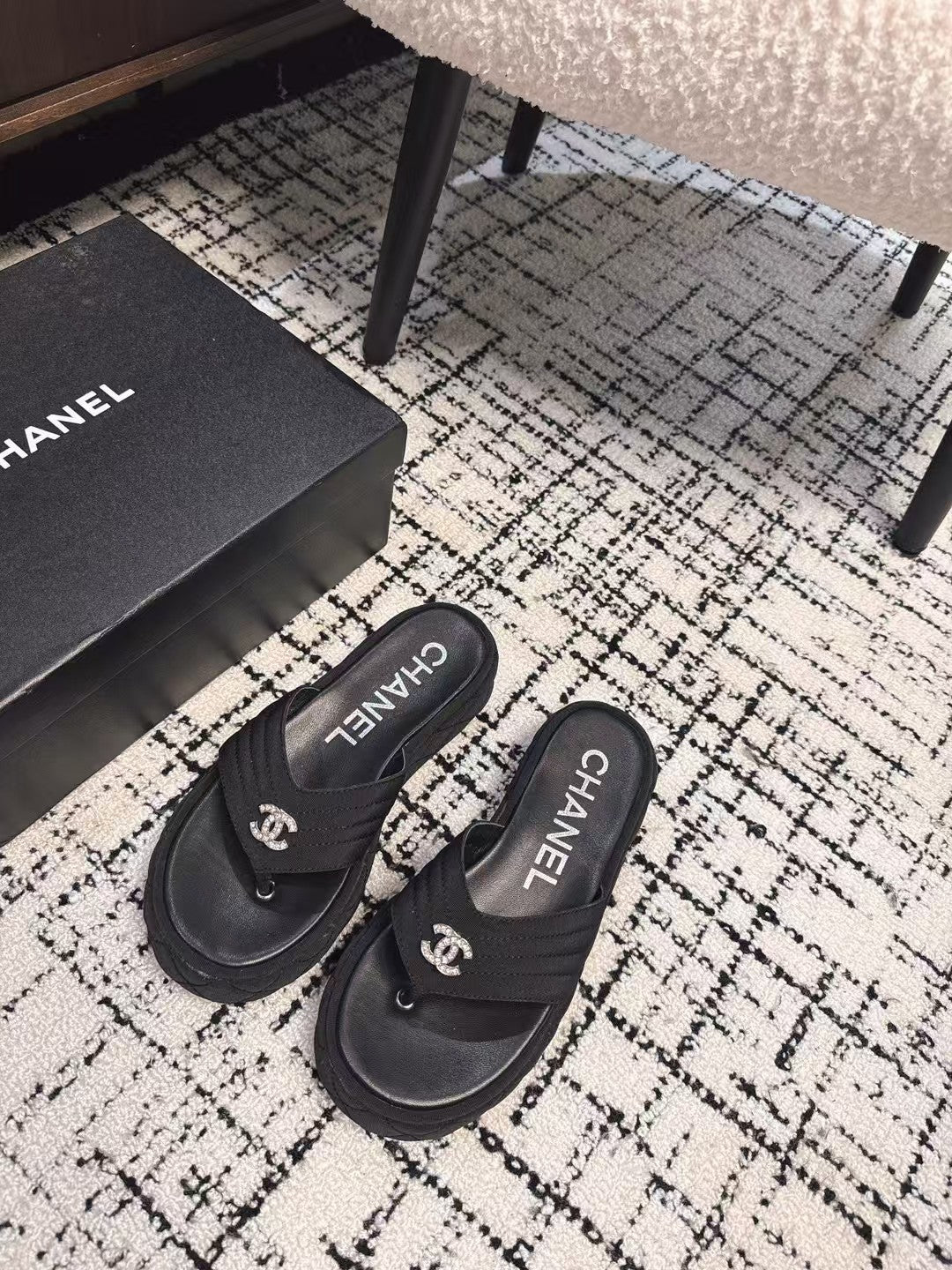 THICK-SOLED THONG SLIPPERS IN BLACK DENIM - 35