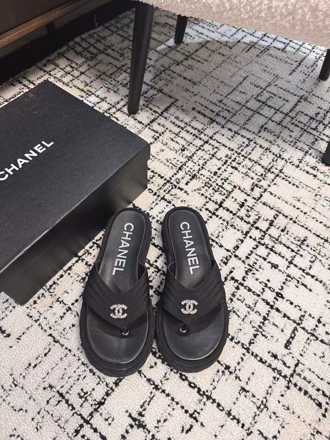 THICK-SOLED THONG SLIPPERS IN BLACK DENIM - 35