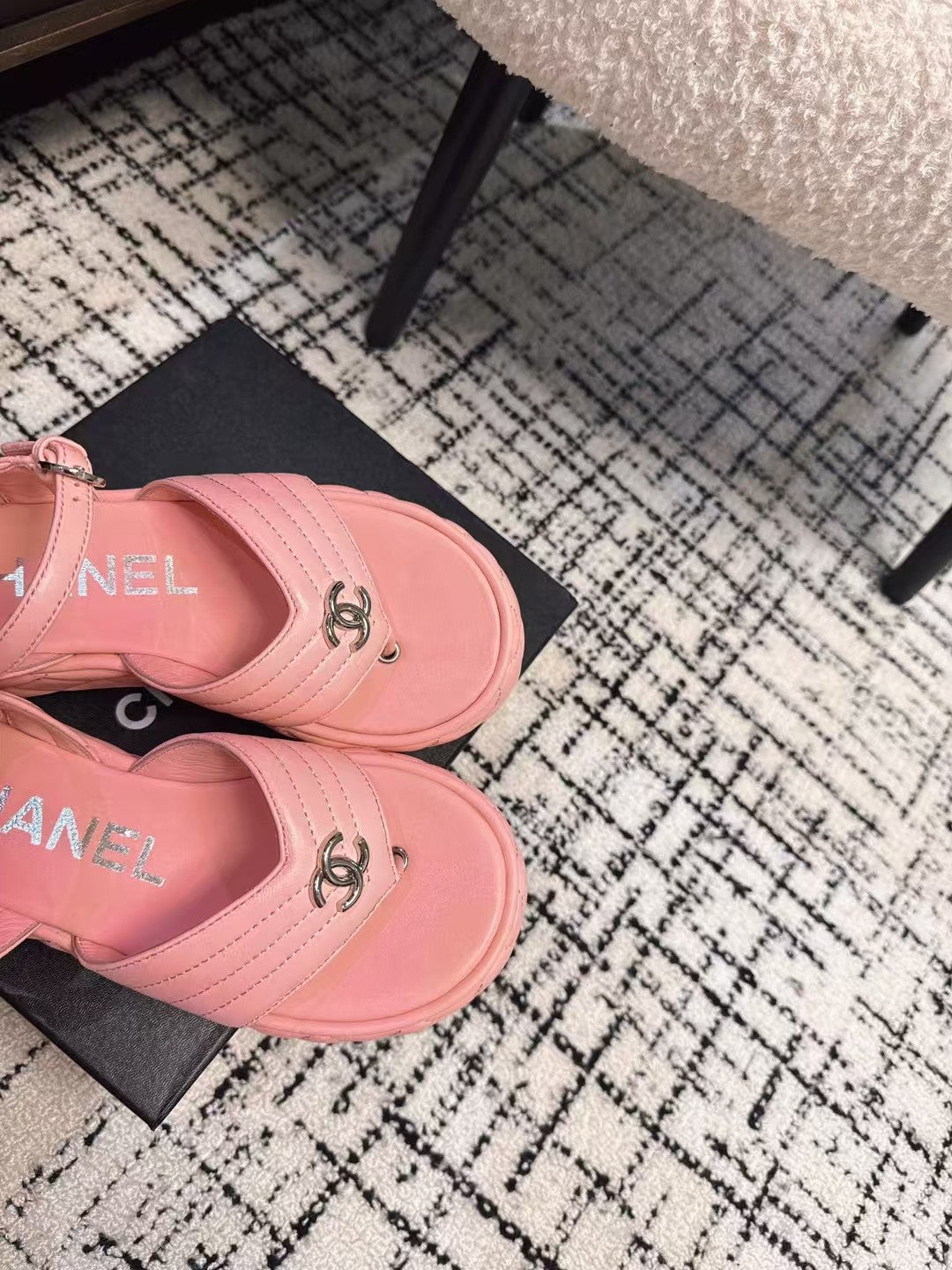 THICK-SOLED THONG SANDAL IN BRIGHT PINK LAMBSKIN - 35
