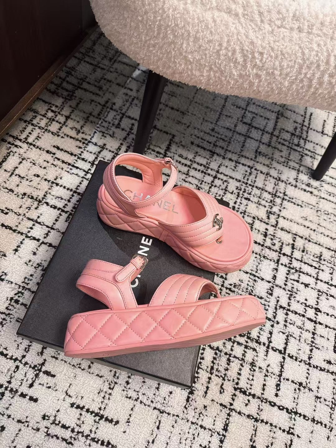 THICK-SOLED THONG SANDAL IN BRIGHT PINK LAMBSKIN - 35