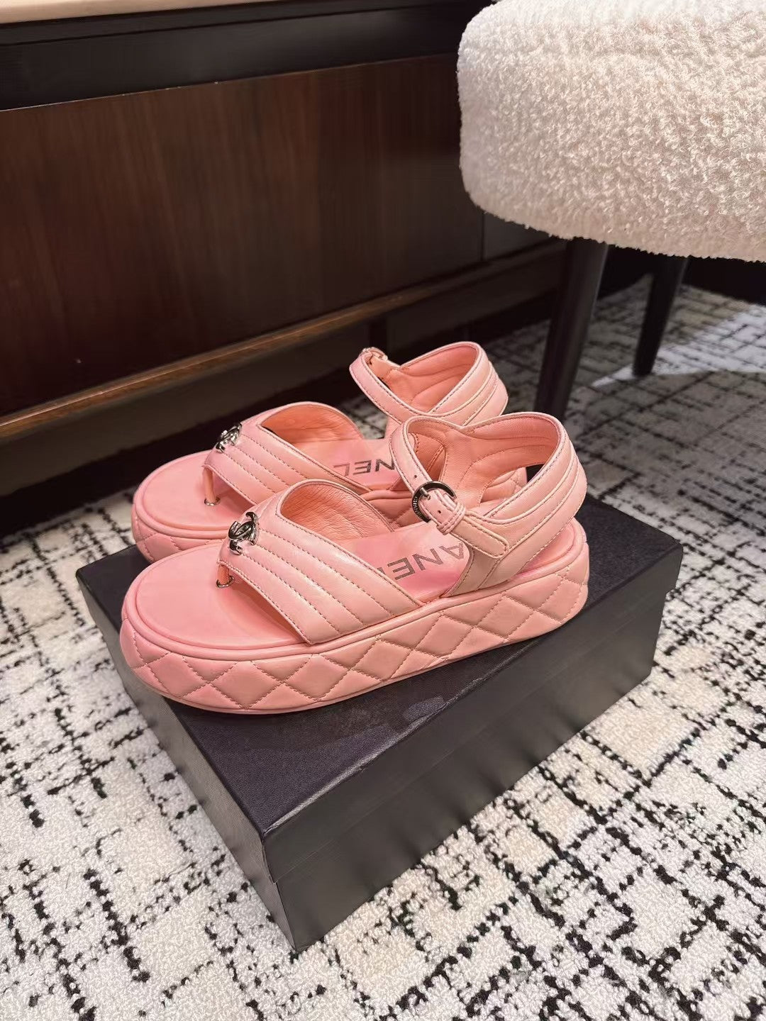 THICK-SOLED THONG SANDAL IN BRIGHT PINK LAMBSKIN - 35