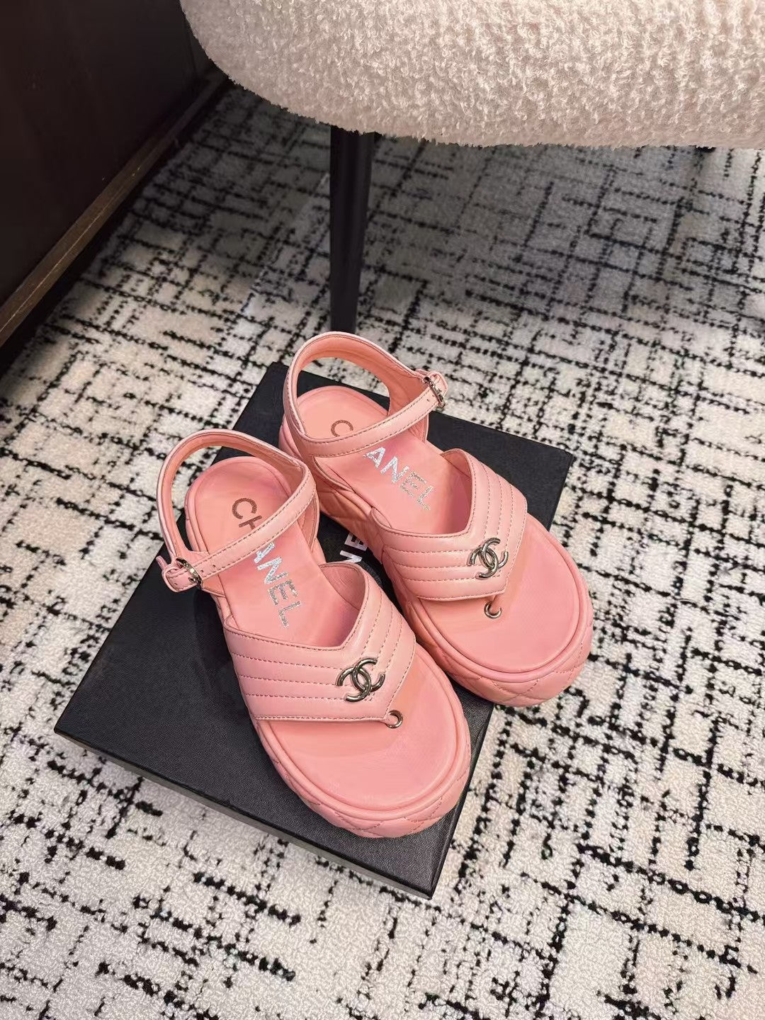 THICK-SOLED THONG SANDAL IN BRIGHT PINK LAMBSKIN - 35