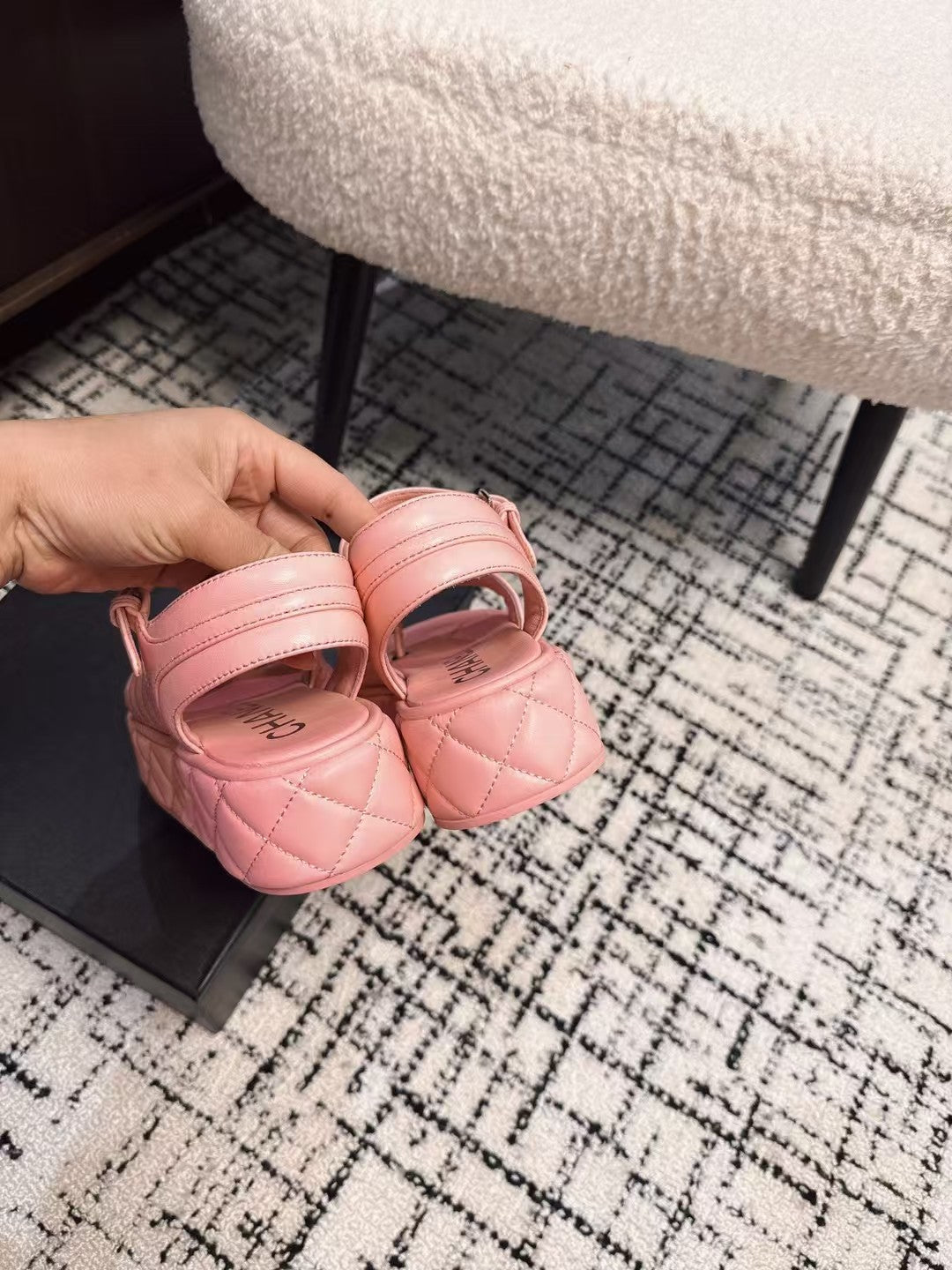 THICK-SOLED THONG SANDAL IN BRIGHT PINK LAMBSKIN - 35