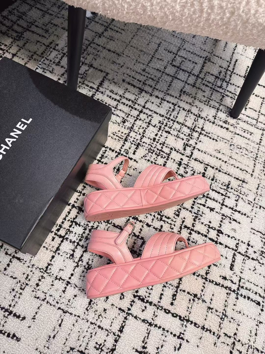 THICK-SOLED THONG SANDAL IN BRIGHT PINK LAMBSKIN - 35