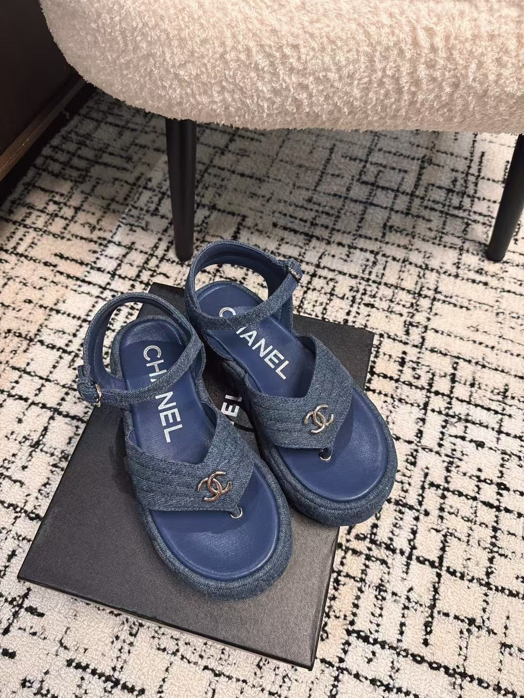 THICK-SOLED THONG SANDAL IN NAVY BLUE DENIM - 35