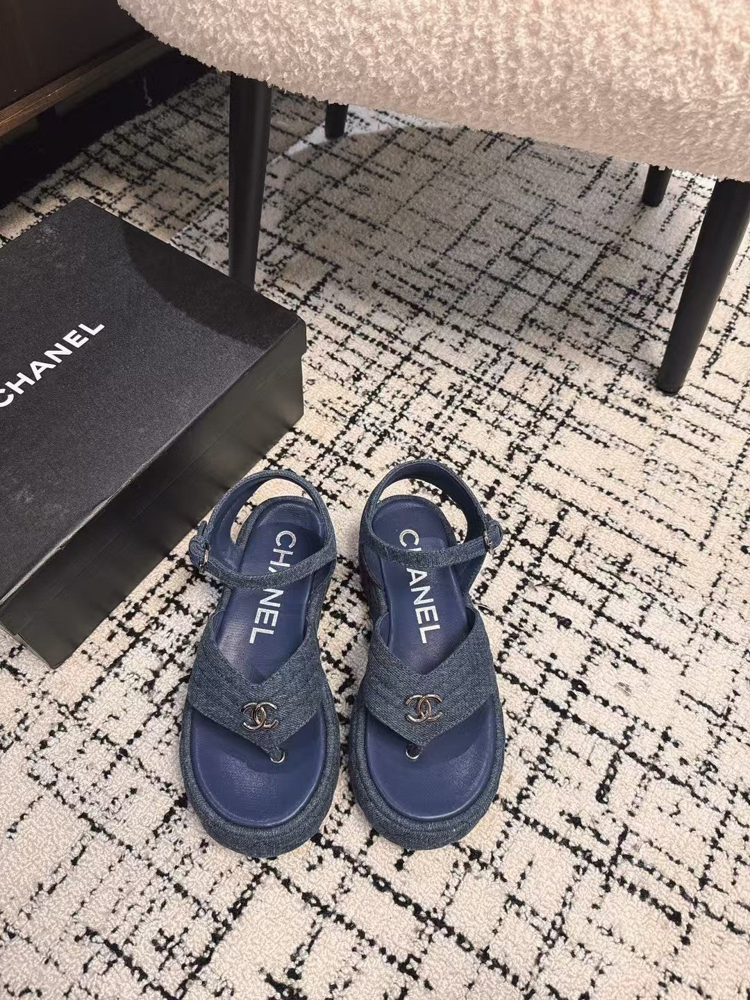 THICK-SOLED THONG SANDAL IN NAVY BLUE DENIM - 35