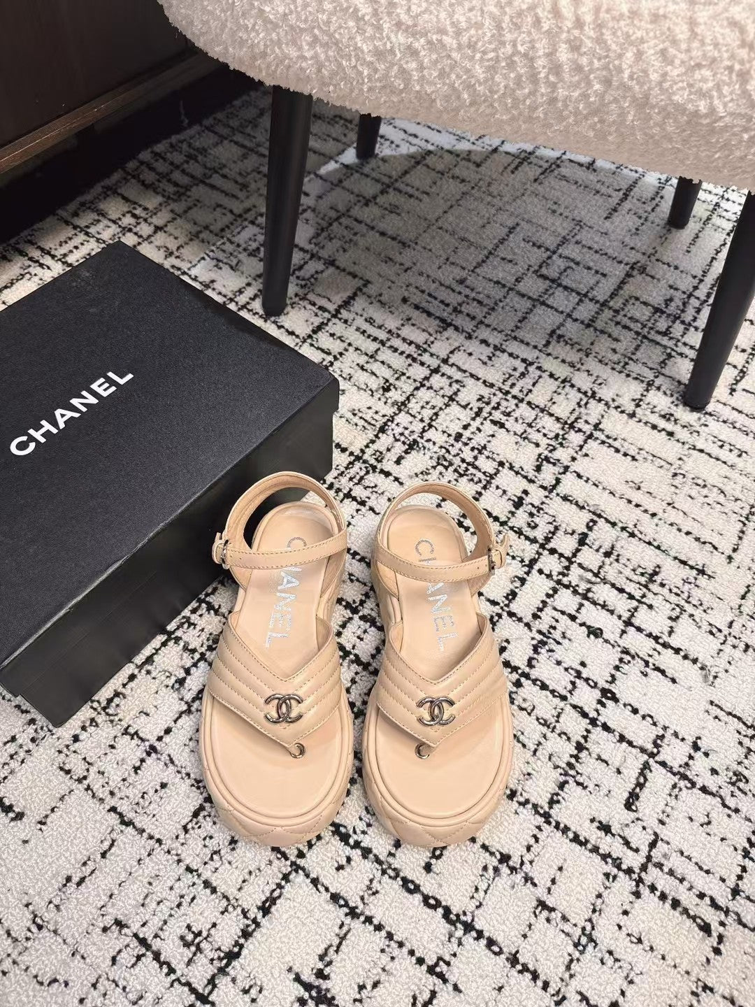 THICK-SOLED THONG SANDAL IN MACAROON BEIGE LAMBSKIN - 35