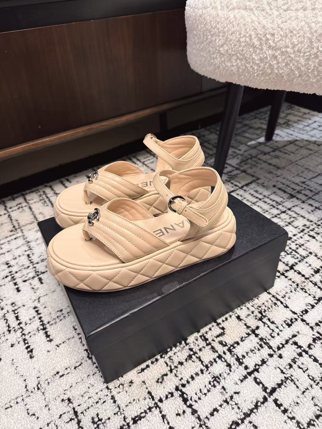 THICK-SOLED THONG SANDAL IN MACAROON BEIGE LAMBSKIN - 35