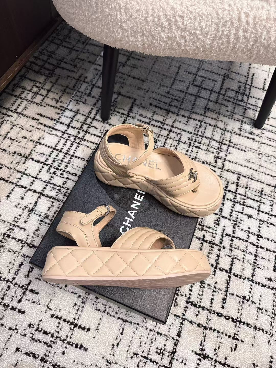 THICK-SOLED THONG SANDAL IN MACAROON BEIGE LAMBSKIN - 35
