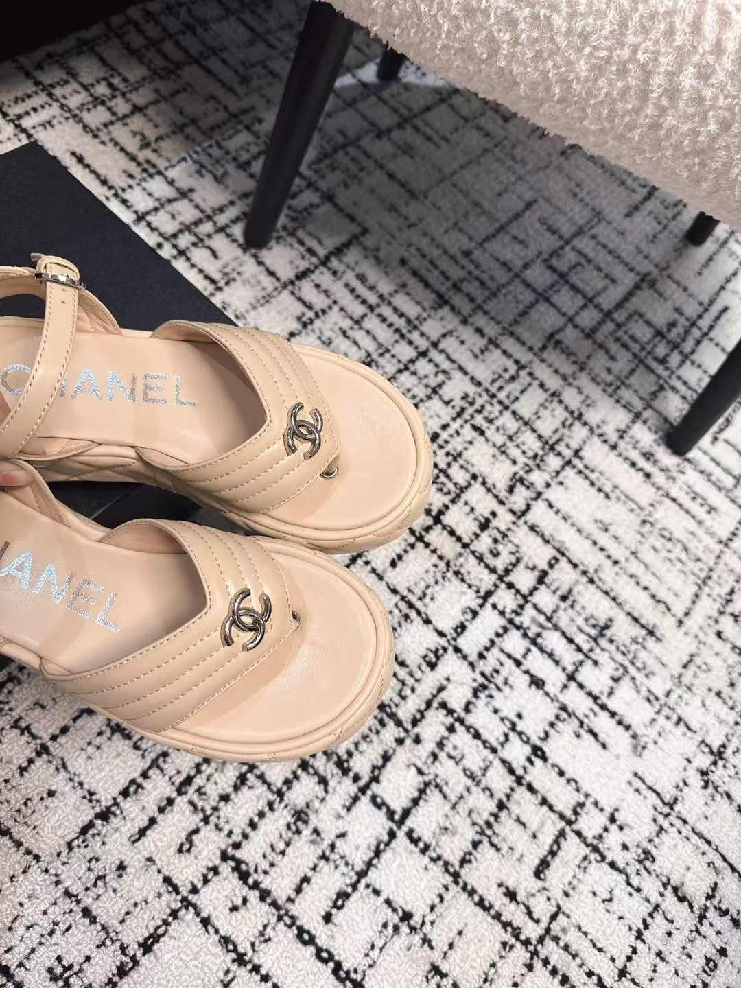 THICK-SOLED THONG SANDAL IN MACAROON BEIGE LAMBSKIN - 35