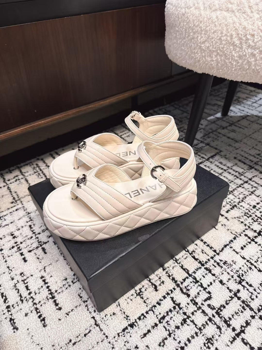 THICK-SOLED THONG SANDAL IN WHITE CREAM LAMBSKIN - 35